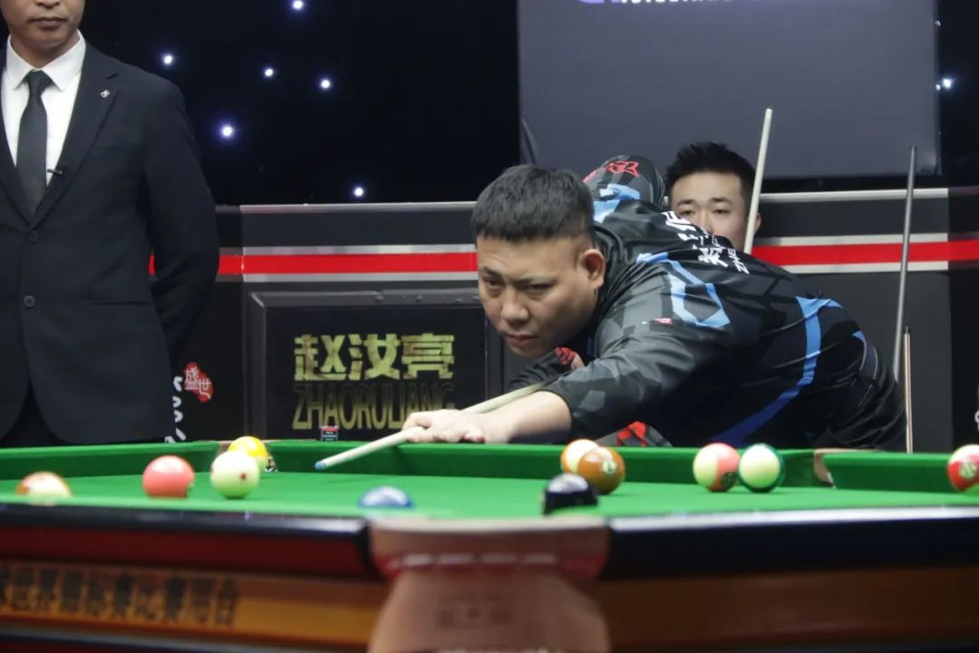 边后卫内收 边后卫内收